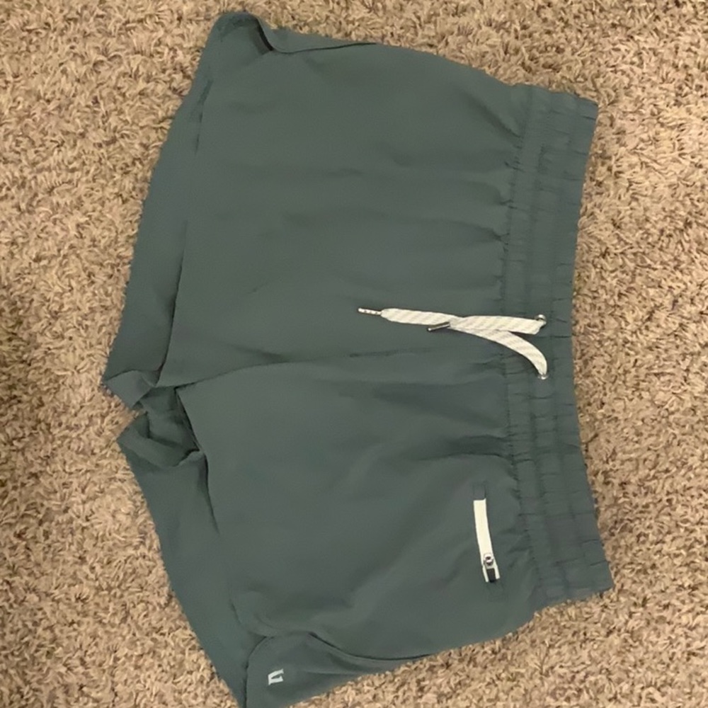 Vuori size large Lightweight, ultra stretch performance woven facbric
